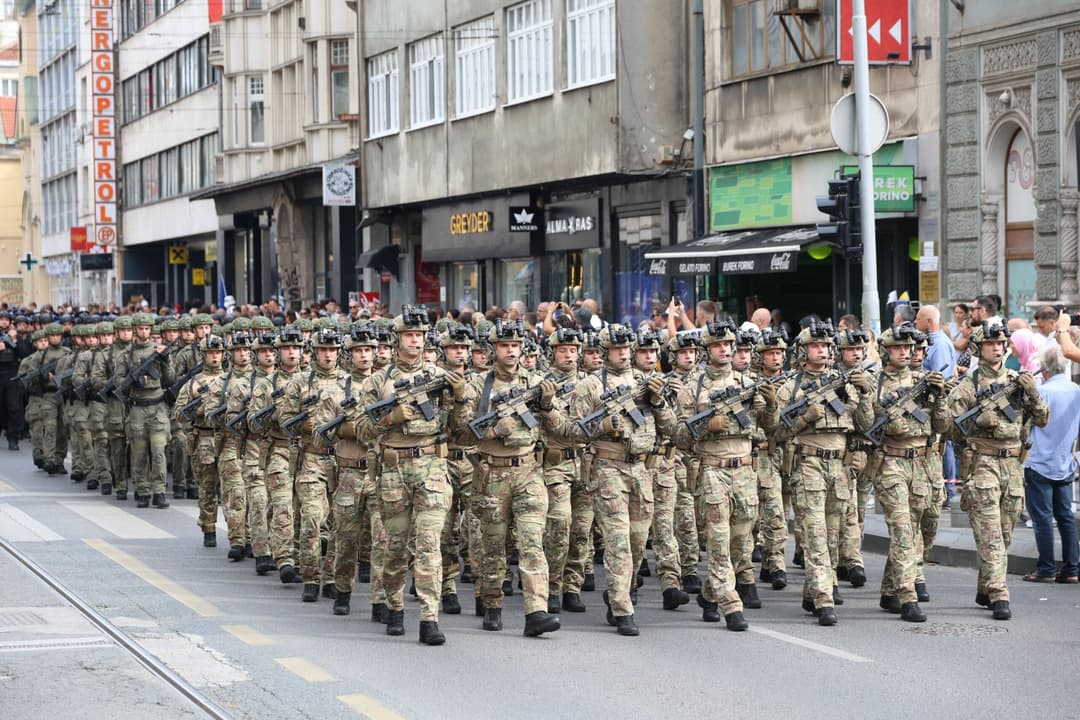 Slika uz članak: Sarajevom defilovali policajci i veterani: Obilježeno 35 godina od mobilizacije rezervnog sastava