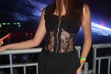 Slika uz članak: Ćolina ćerka gori u čipkanom korsetu: Lara pratila koncert iz VIP lože, zavodljivo pozira u šortsu, mreže gore