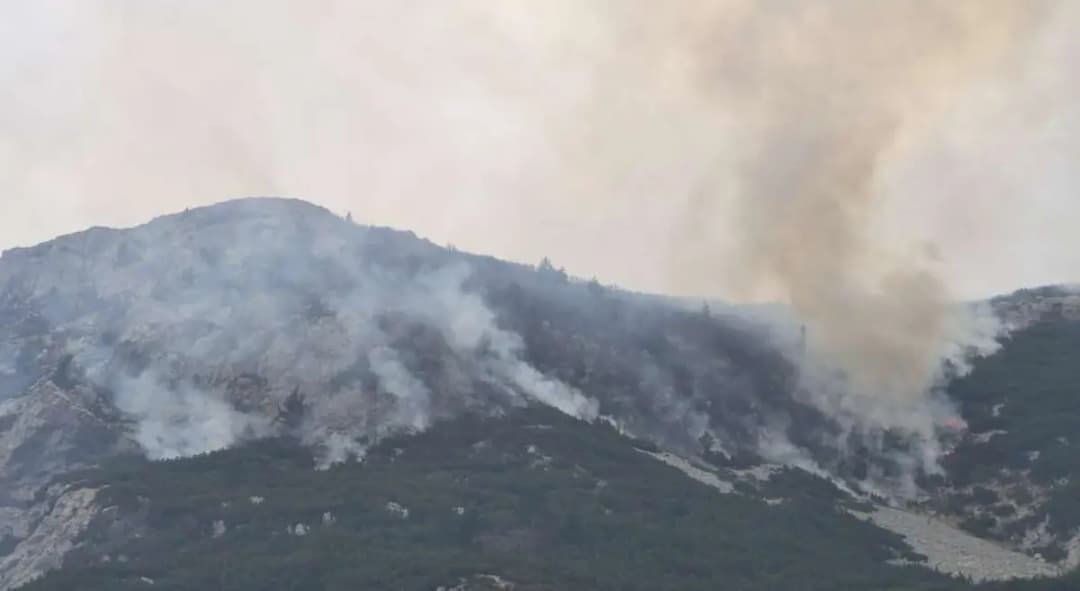Slika uz članak: Čvrsnica: Vatrogasci polažu dva kilometra cijevi kako bi spriječili širenje požara prema Masnoj Luci