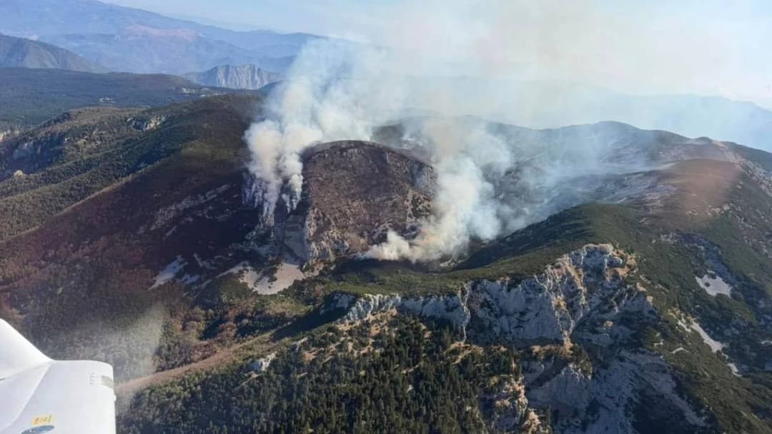 Slika uz članak: Kanaderi satima gasili Čvrsnicu, ali borba nije završena: Požar se nastavlja širiti