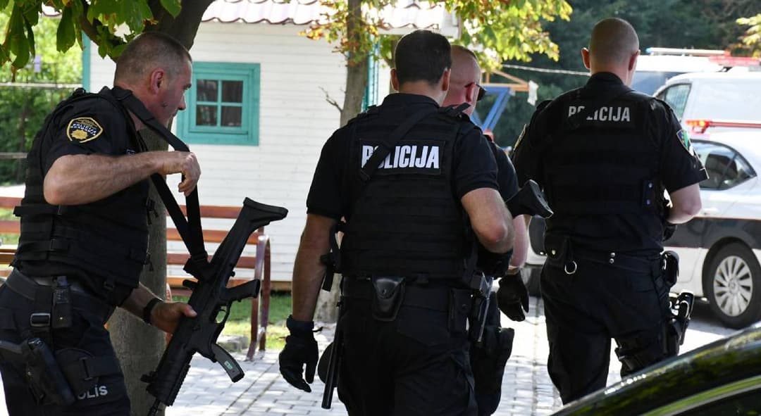 Slika uz članak: Pretresi u Banovićima i Živinicama zbog sumnje na korupciju, istragom obuhvaćen i policijski službenik