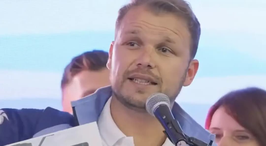 Slika uz članak: Stanivuković pokazao bilbord SNSD-a pa prozvao Dodika i Minića: “Pogledajte mu stomak”