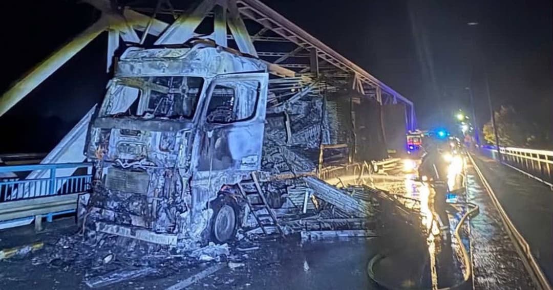 Slika uz članak: Obustavljen saobraćaj između BiH i Srbije: Kamion planuo na mostu, VOZILA NE MOGU PREKO RAČE