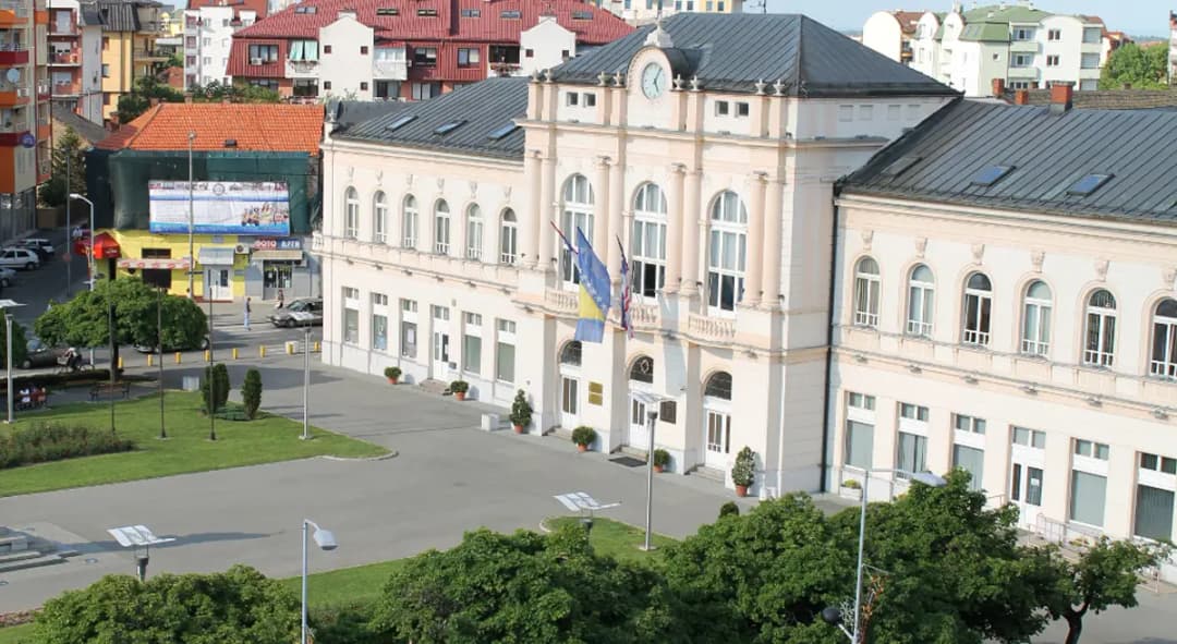 Slika uz članak: Gradska uprava Bijeljine poslala 300 radnika kući: Ljubiša Petrović u problemu, budžet u minusu
