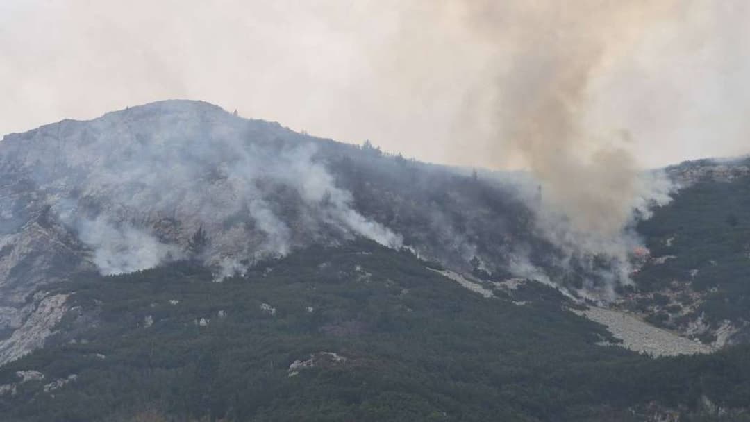 Slika uz članak: Vatrogasci se i dalje bore s požarom na Čvrsnici: Vatra se širi podzemnim žilama