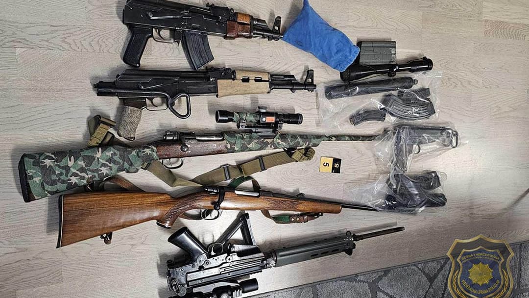 Slika uz članak: Uhapšen dvojac u bh. gradu: Pronađeno više od 10 kilograma droge, snajperi, puške, novac...