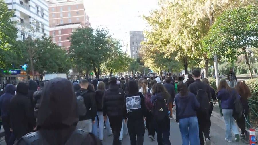 Slika uz članak: VIDEO/ Protestuesit sulmojnë me kapsolla dhe gurë Bashkinë e Tiranës