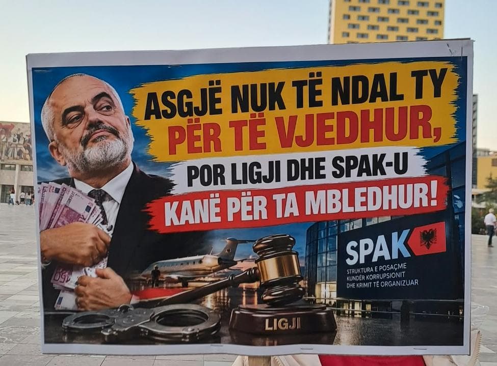 Slika uz članak: “Rame, ti i vure në Kuvend deputetë e ministra të korruptuar”/ Aktivisti ‘ngre peshë’ sheshin: Nuk i shmangesh dot ndëshkimit të shqiptarëve!