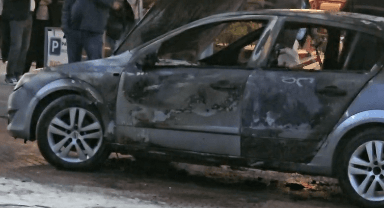 Slika uz članak: Panik në qendër të Elbasanit, automjeti përfshihet nga flakët (VIDEO)