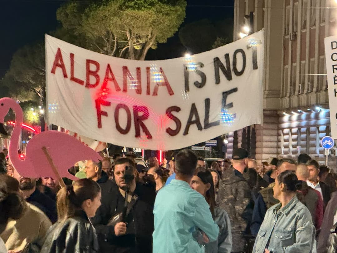 Slika uz članak: FOTOLAJM/ Nga skandalet e AKSHI-t, tek Vlora Hyseni! Protestuesit mesazh në Bulevard: Arrestoni Ramën