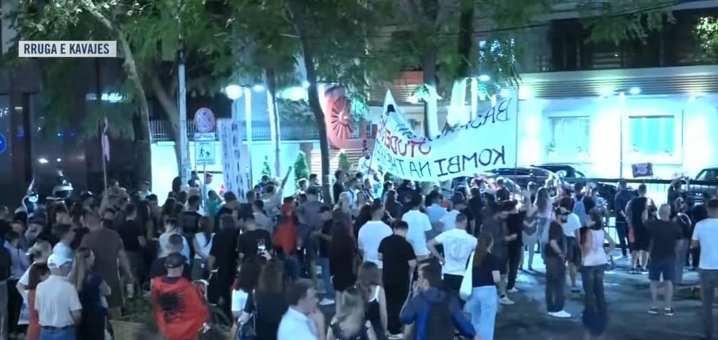Slika uz članak: “Bashkohuni studentë, kombi na thërret”/ Vijon marshimi në rrugët e Tiranës: Rama jep dorëheqjen!