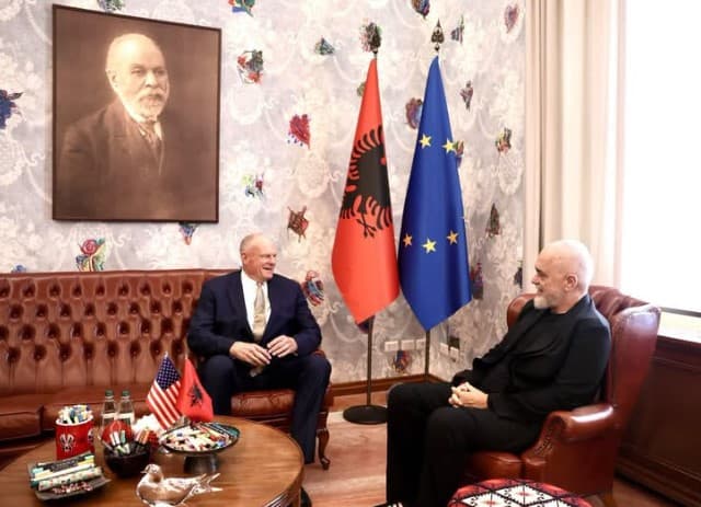 Slika uz članak: Ambasadori amerikan nis detyrën në Tiranë, pritet nga Rama