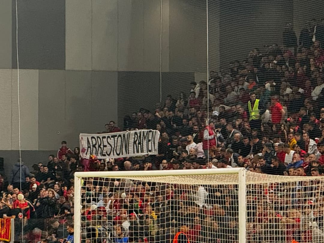 Slika uz članak: “Arrestoni Ramën”/ Protestuesit marshojnë në Tiranë: Shqiptarët e bashkuar, pushteti i tmerruar! Qeveri e krimit