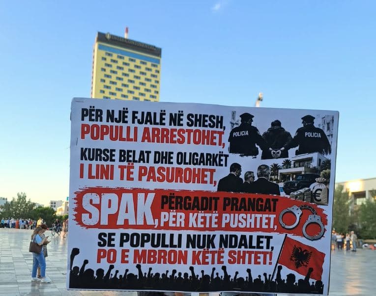 Slika uz članak: FOTOLAJM/ “Populli pa bukë, Belinda me vila!”- Protesta e 110-të kundër Ramës, qytetarët thirrje SPAK: Përgatit prangat për këtë pushtet! Koha kalon, përgjegjësia jo!