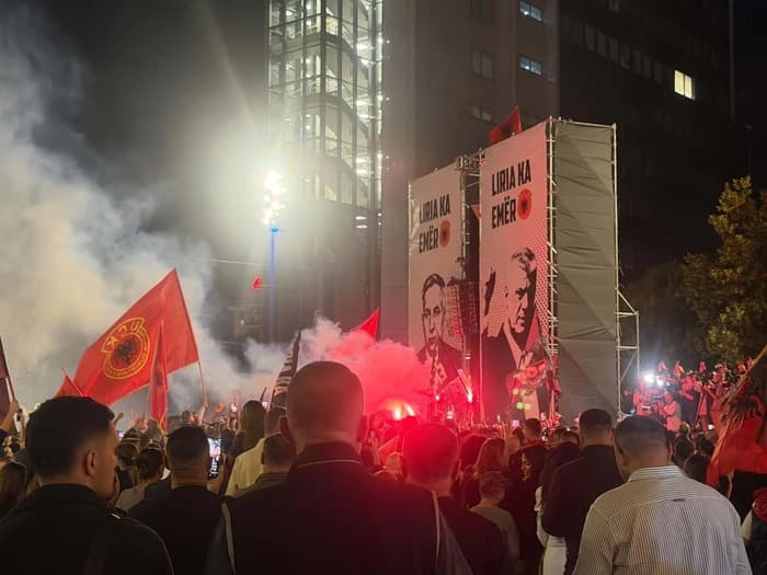 Slika uz članak: ‘‘Jo në emrin tim’’, protestuesit ndezin flakadanë nën thirrjet ‘‘UÇK’’, mijëra pjesëmarrës në Prishtinë