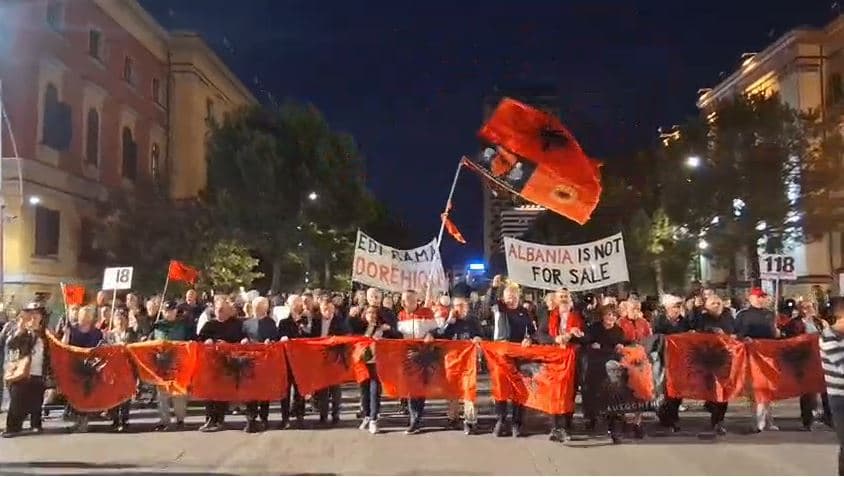 Slika uz članak: Skandali me Vlora Hysenin/ Aktivisti Lika: Në një shtet normal, qeveria duhet të binte. Protesta do i japë shkelmin e fundit Ramës