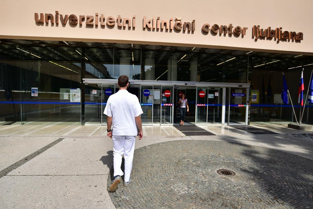 Slika uz članak: Umrl moški, v katerega je v Spodnji Idriji med vožnjo z invalidskim vozičkom trčil avtomobil