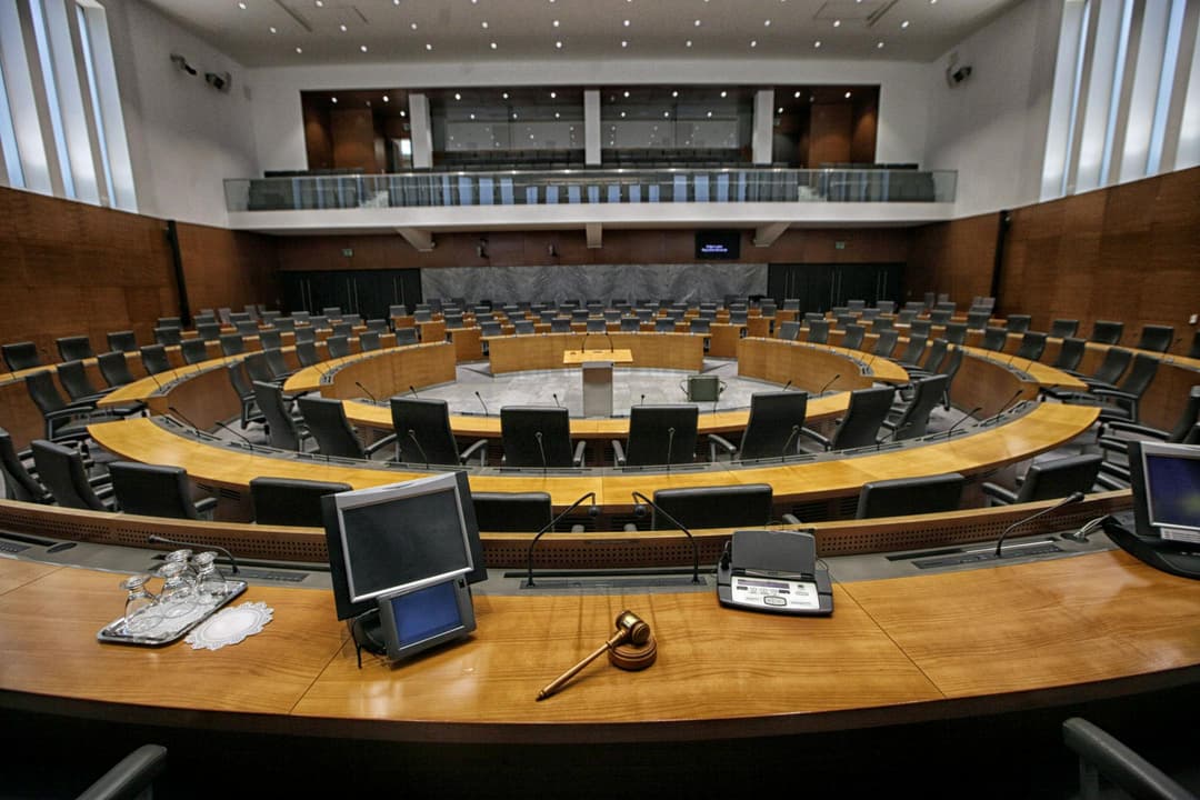 Slika uz članak: Poslanci bodo odločili o datumu referenduma o intervencijskih ukrepih