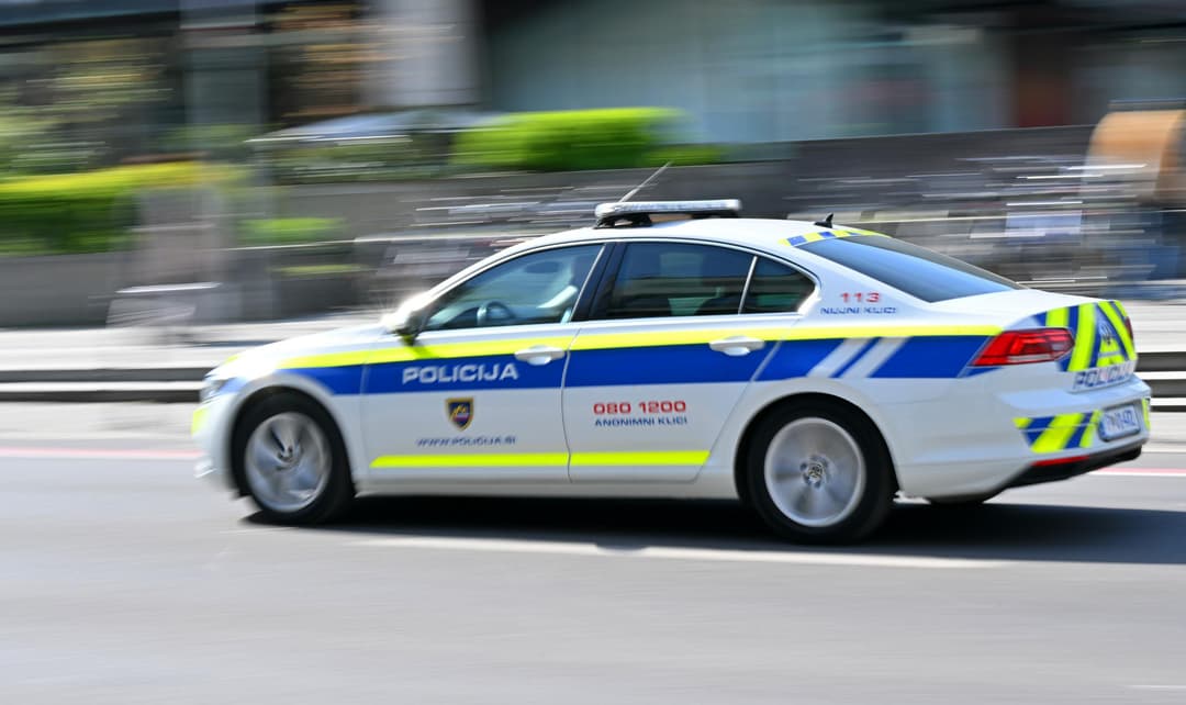 Slika uz članak: Napadalec na policista še ni bil pred sodnikom, odvzeto pištolo že našli
