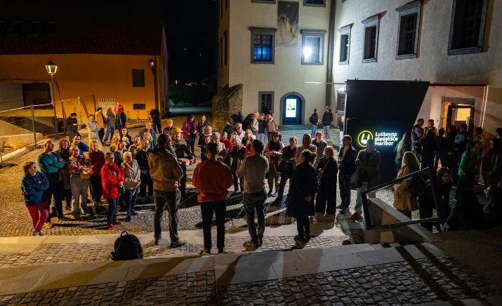 Slika uz članak: Med projekcijo Dokudoc v dvorano vdrl solzivec. Organizatorji: Šlo je za naključen splet okoliščin.