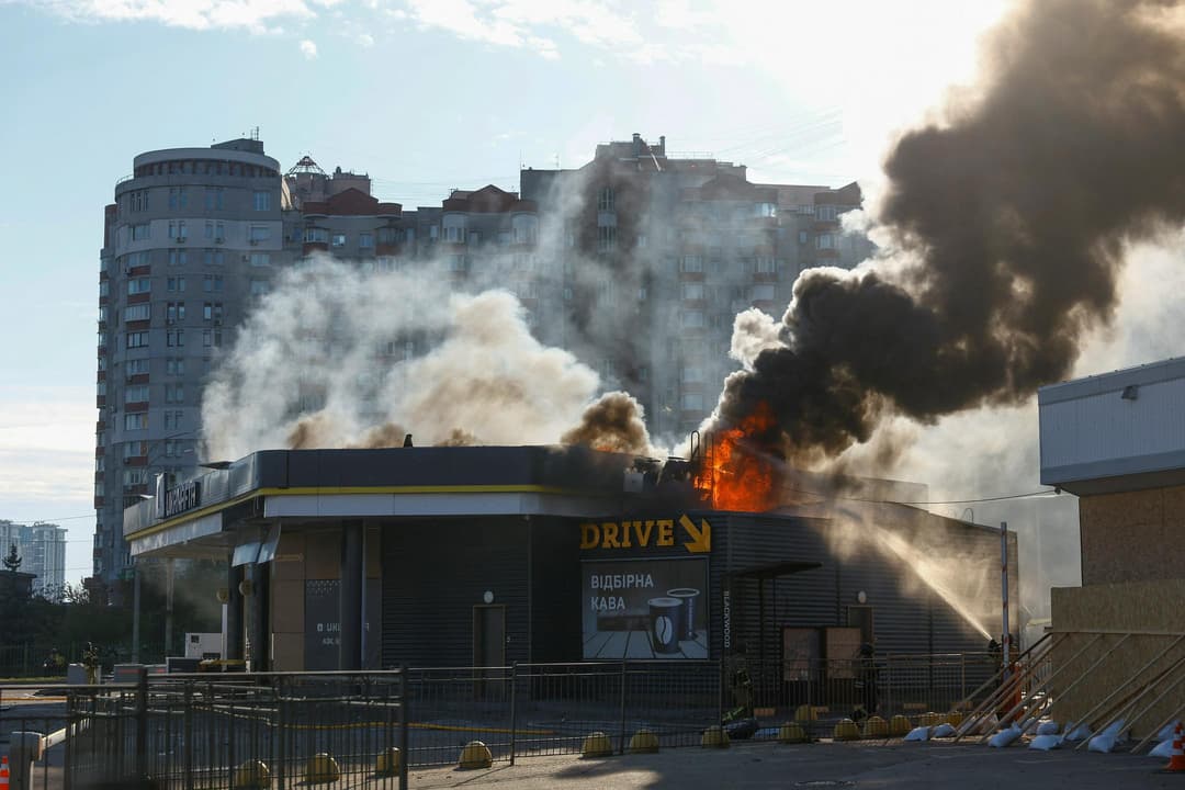 Slika uz članak: Dan po Trumpovi izjavi o koncu napadov na energetsko infrastrukturo letalnik zadel črpalko v Kijevu