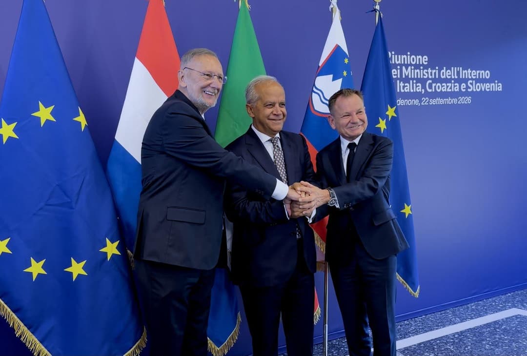 Slika uz članak: Matoz z italijanskim in hrvaškim kolegom razpravljal o migracijah, nadzor na meji s Slovenijo ostaja
