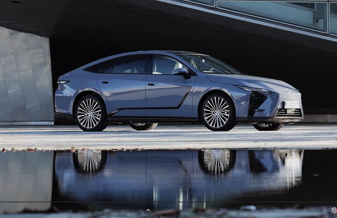 Slika uz članak: Lexus z novim modelom ES vrača limuzino v prihodnost