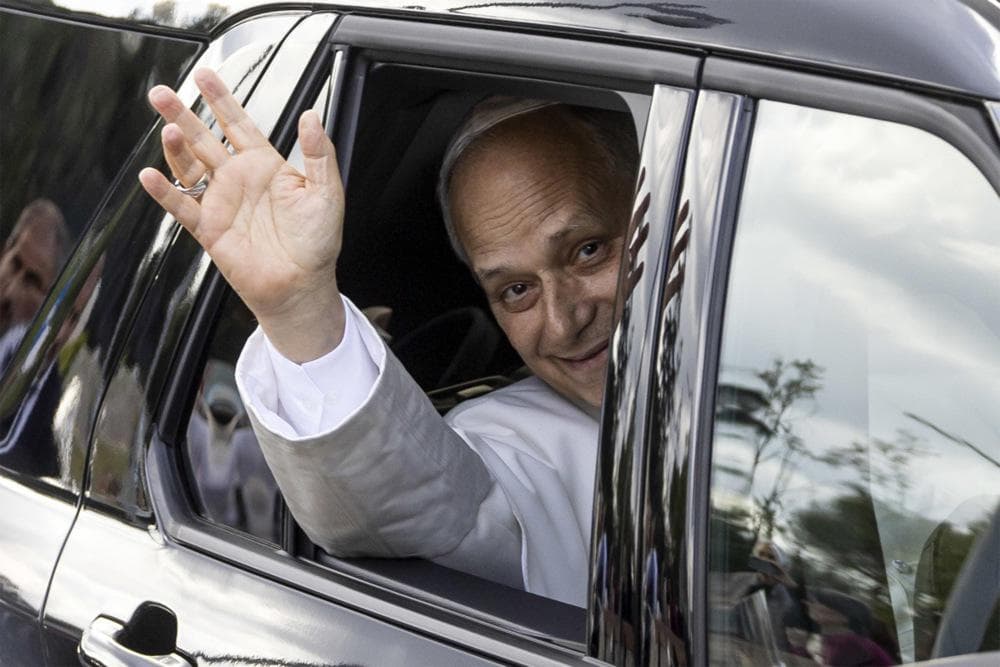 Slika uz članak: Papeža Leona XIV. po operaciji že odpustili iz bolnišnice