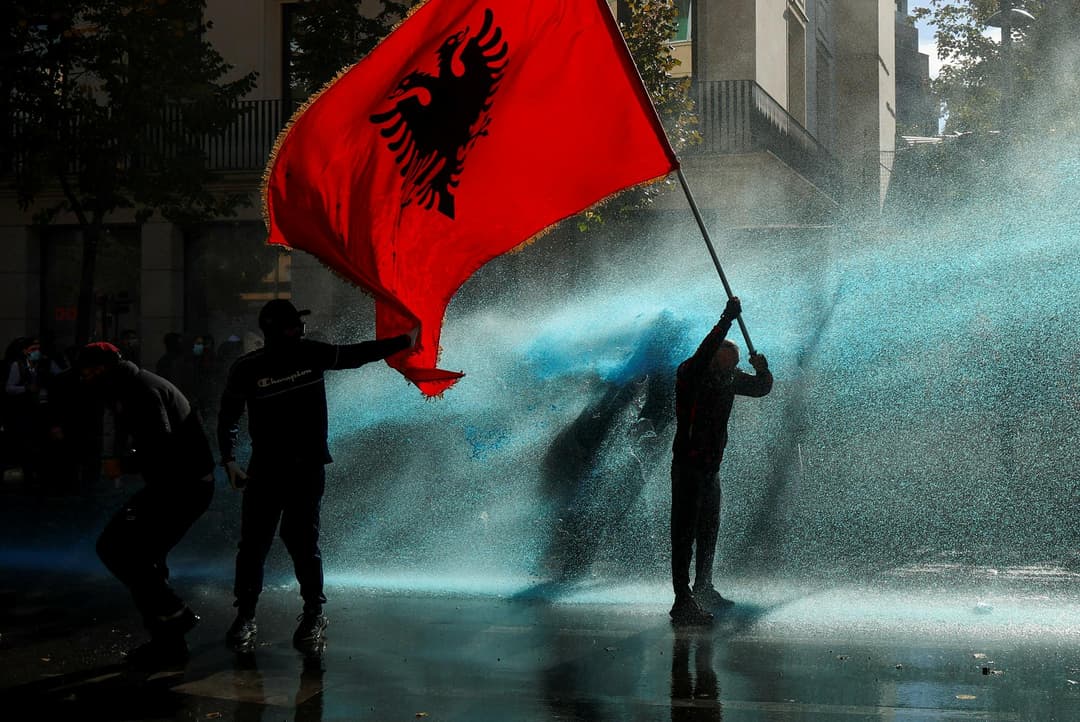Slika uz članak: Protesti tudi v Albaniji: policija uporabila šok granate, solzivec in vodni top