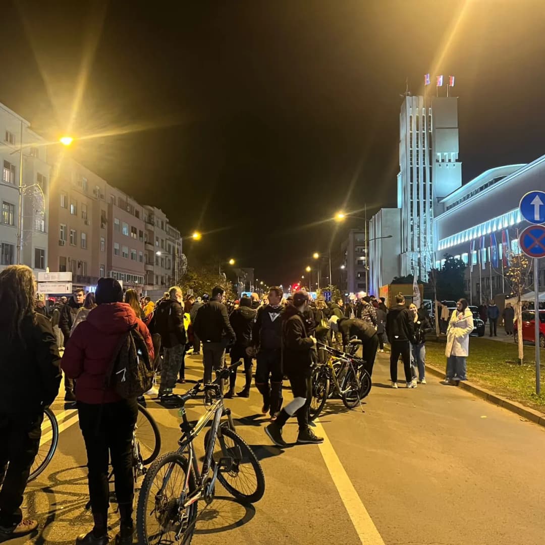 Slika uz članak: Novi sukob kod Futoške pijace u Novom Sadu: Aktivisti SNS-a ponovo pokušali da otmu transparent „Studenti pobeđuju“