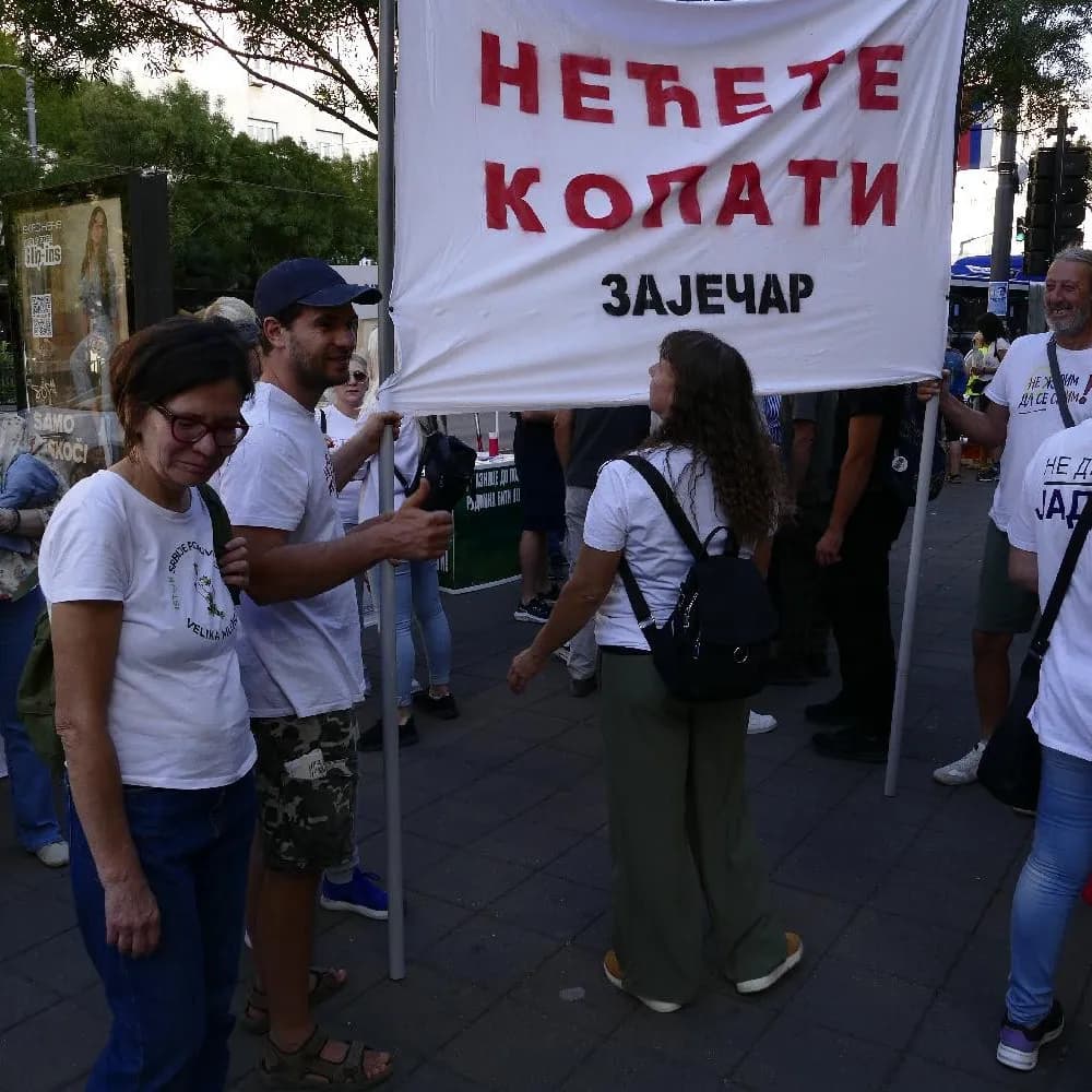 Slika uz članak: Održan protest ekoloških organizacija na Terazijama: Zatražen moratorijum na istraživanja i rudarenje