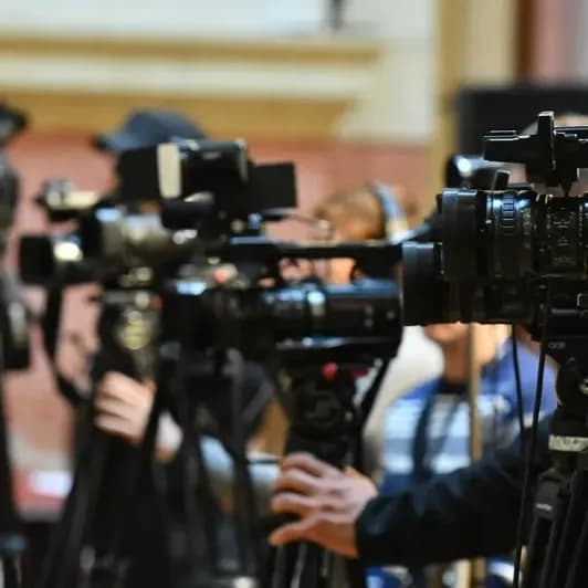 Slika uz članak: Razglas news objavio da je njihov urednik napadnut u Novom Sadu, a Mašina da je njihova novinarka odgurnuta