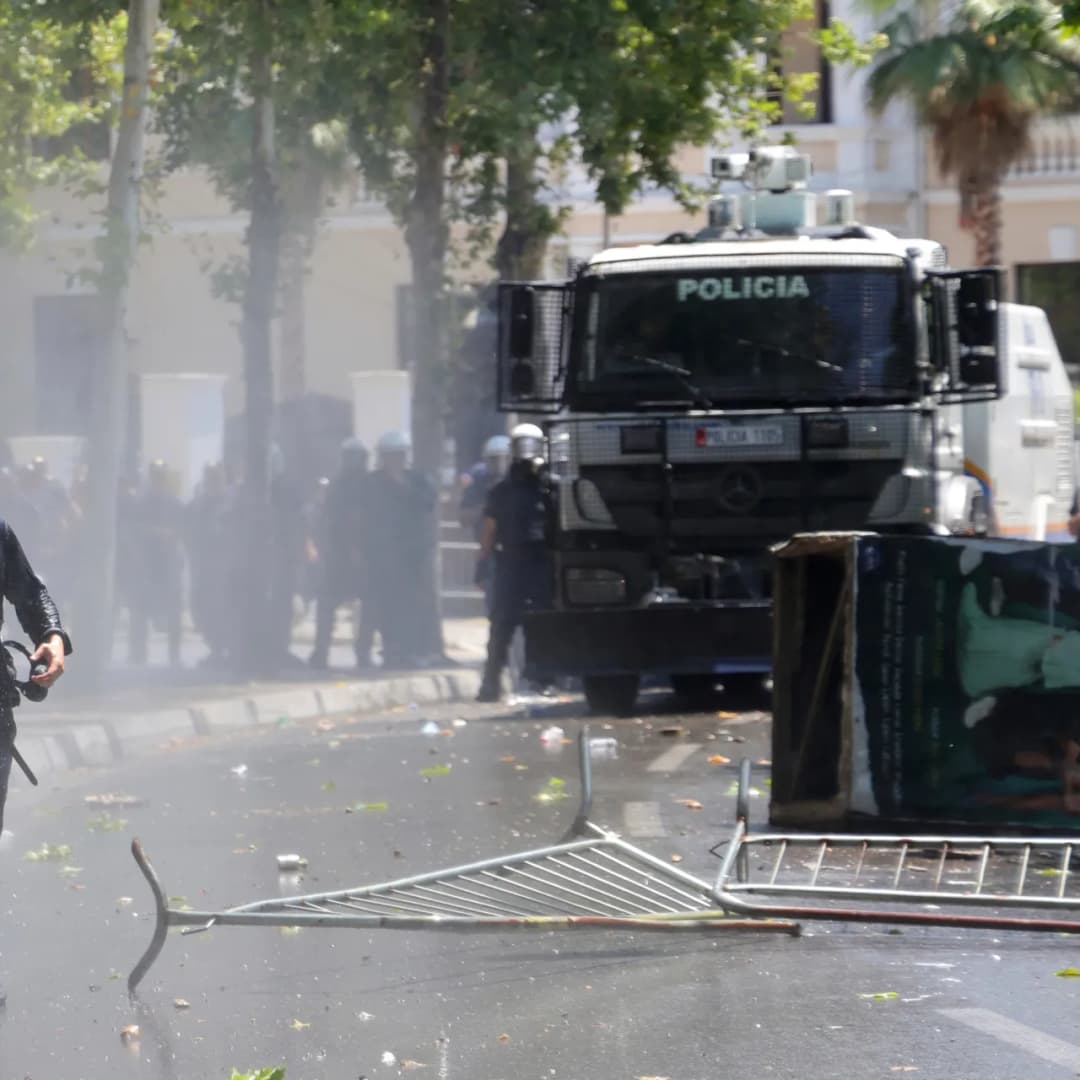 Slika uz članak: Sukobi demonstranata i policajaca u Albaniji nastavljeni ispred kancelarije premijera Rame