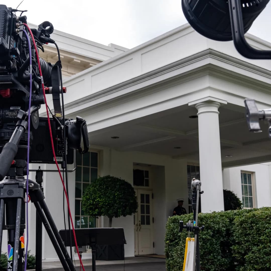 Slika uz članak: CNN, MS NOW i Politiko traže da sud spreči Trampa da im ponovo zabrani pristup Beloj kući