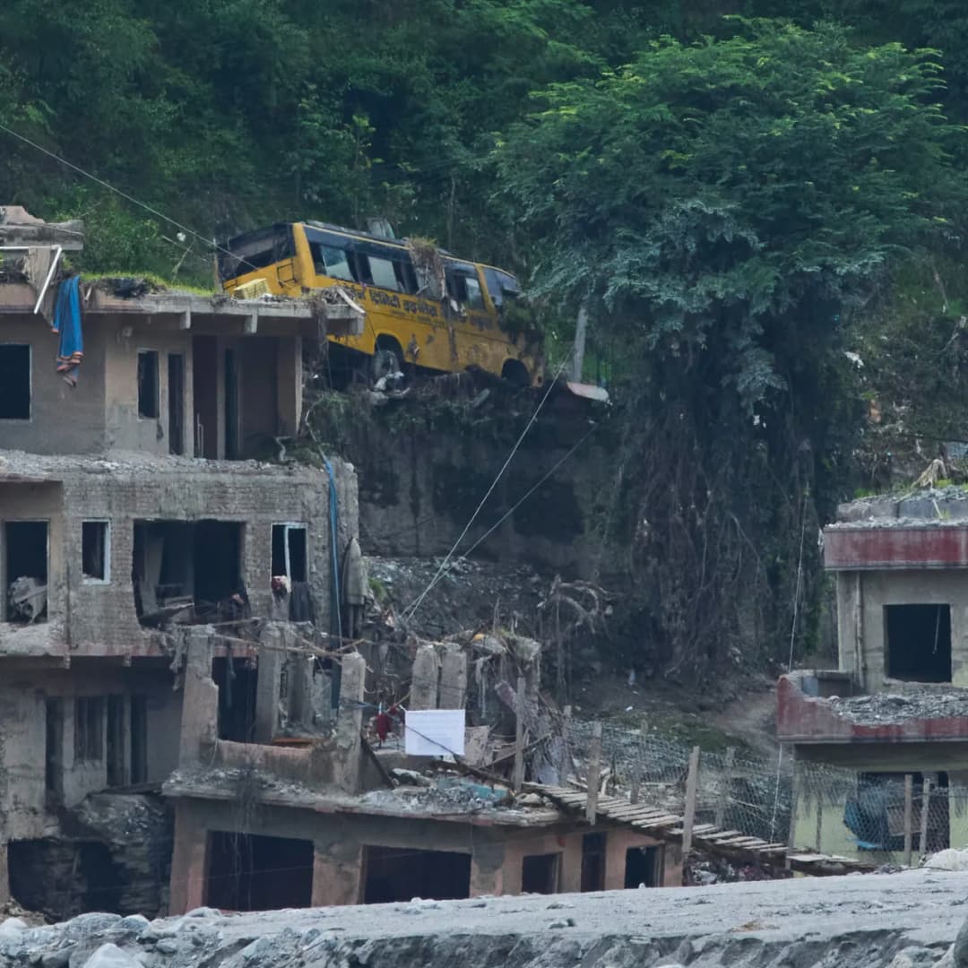 Slika uz članak: Dva tela pronađena posle lavine u Nepalu, oko deset ljudi i dalje nestalo