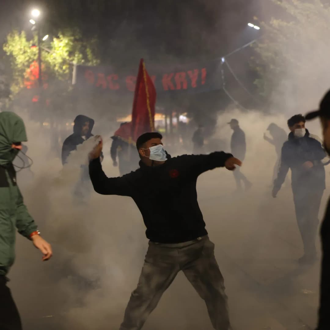 Slika uz članak: Demonstracije ispred Skupštine Kosova se nastavljaju i tokom noći