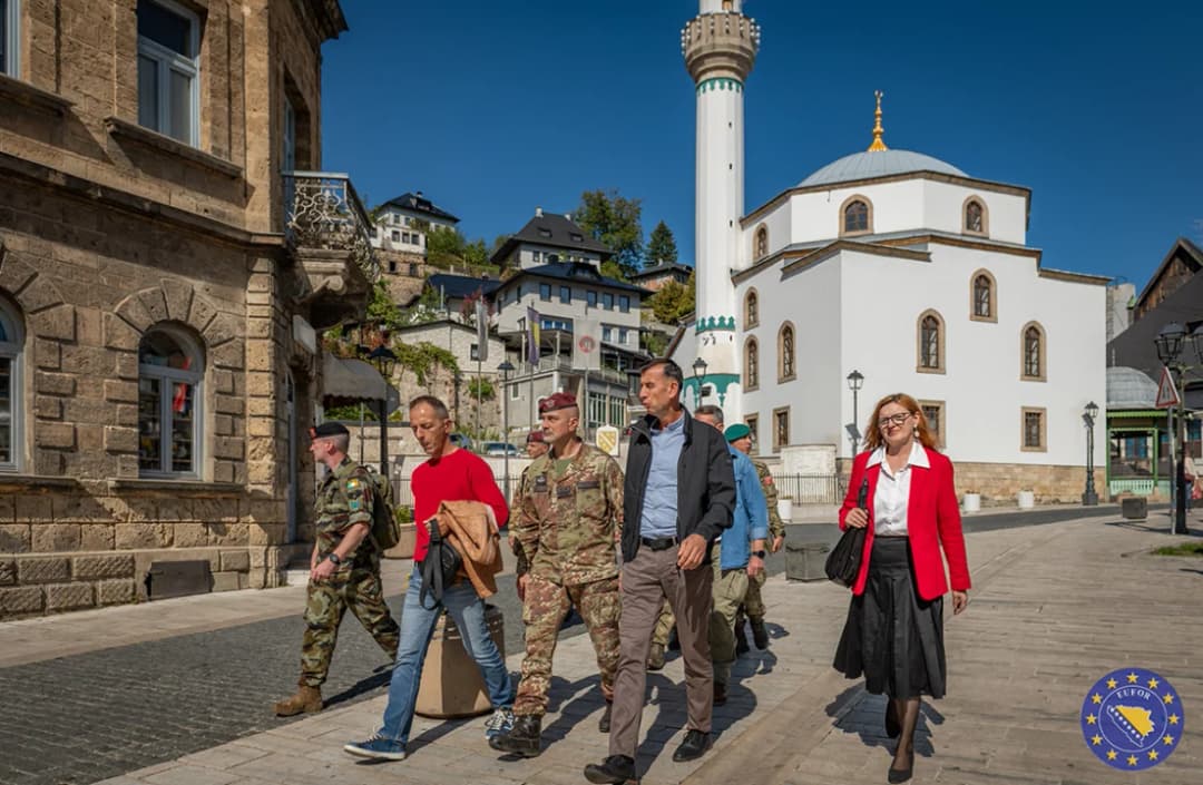 Slika uz članak: Zapovjednik EUFOR-a nastavio suradnju s lokalnim vlastima posjetom Jajcu