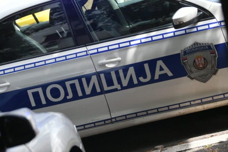 Slika uz članak: Užas u crkvenom dvorištu: Natjerao sina (10) da puca u poslovnog partnera!