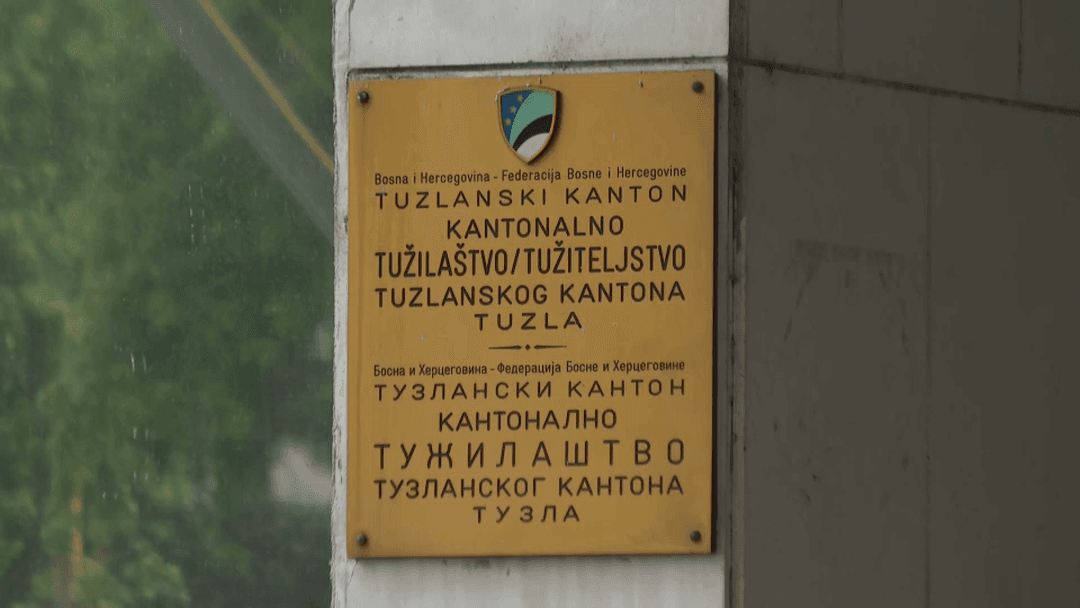 Slika uz članak: Određen pritvor osumnjičenom za iznudu u Lukavcu: Prijetio muškarcu i tražio 15.000 KM pa mu barskom stolicom razbijao automobile