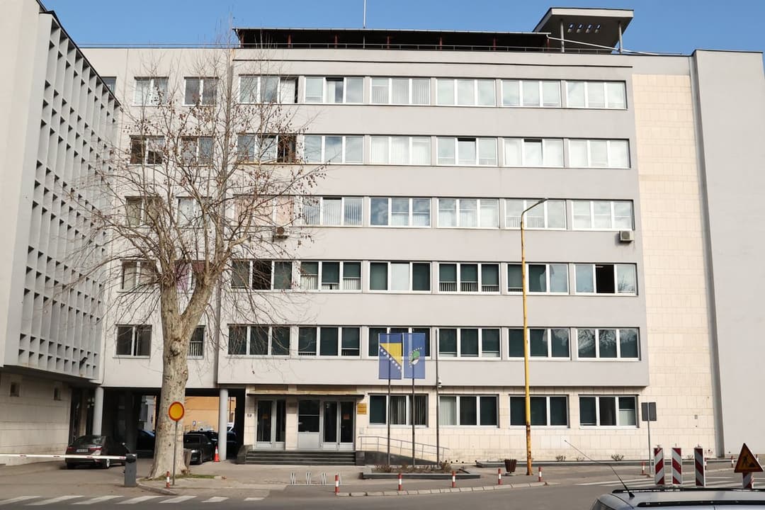 Slika uz članak: Taletović negirao krivicu za ubistvo u Banovićima: Tereti se da je automatskom puškom UBIO KOMŠIJU I RANIO još jednu osobu