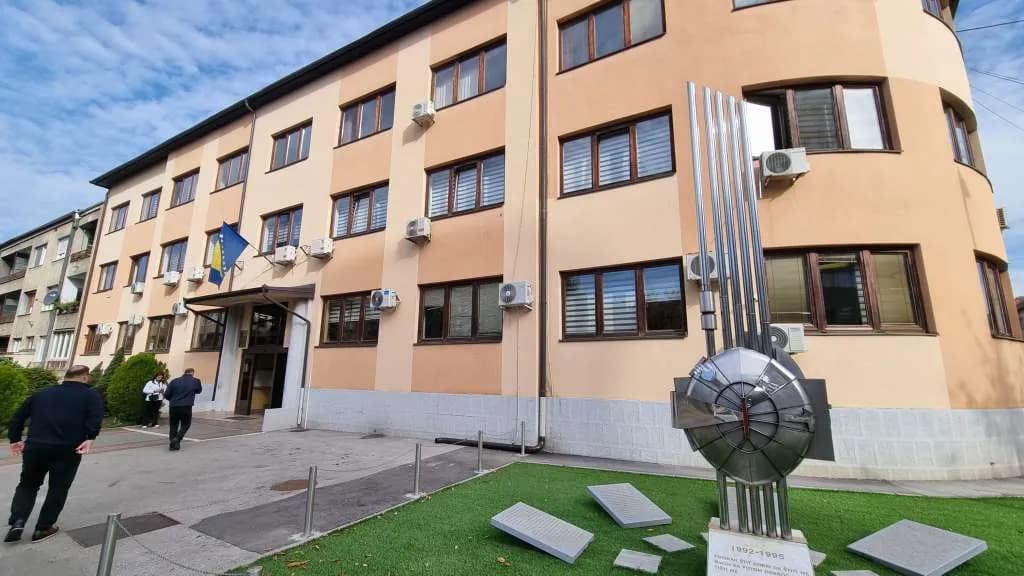Slika uz članak: VOZ UDARIO U TRAKTOR Tragedija u BiH, stradao muškarac
