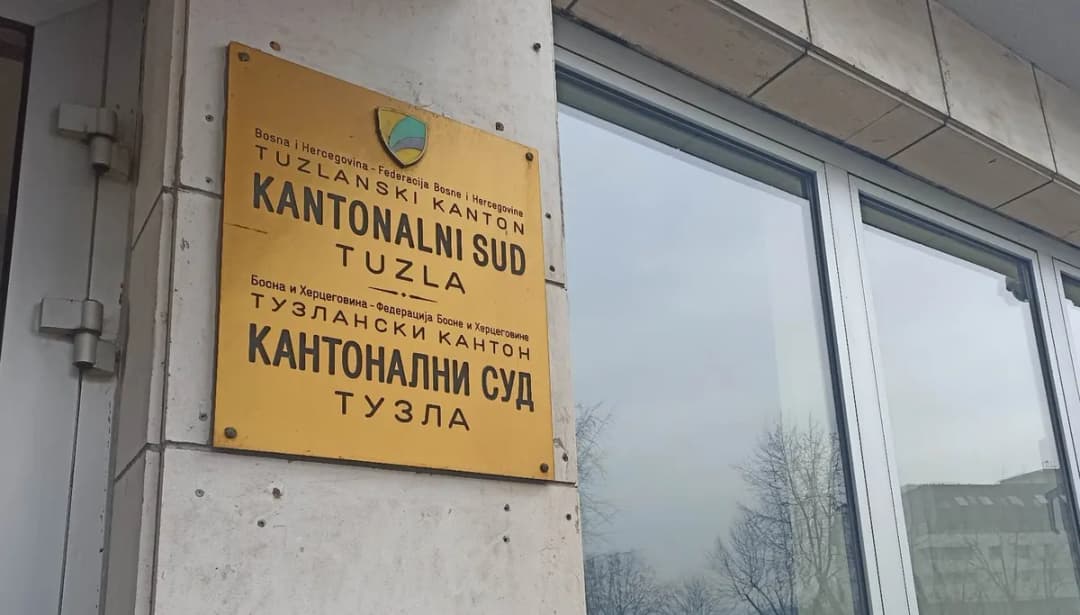 Slika uz članak: Muškarac osuđen na sedam godina zatvora: U Teočaku prijetio supruzi pištoljem, a potom ranio sebe