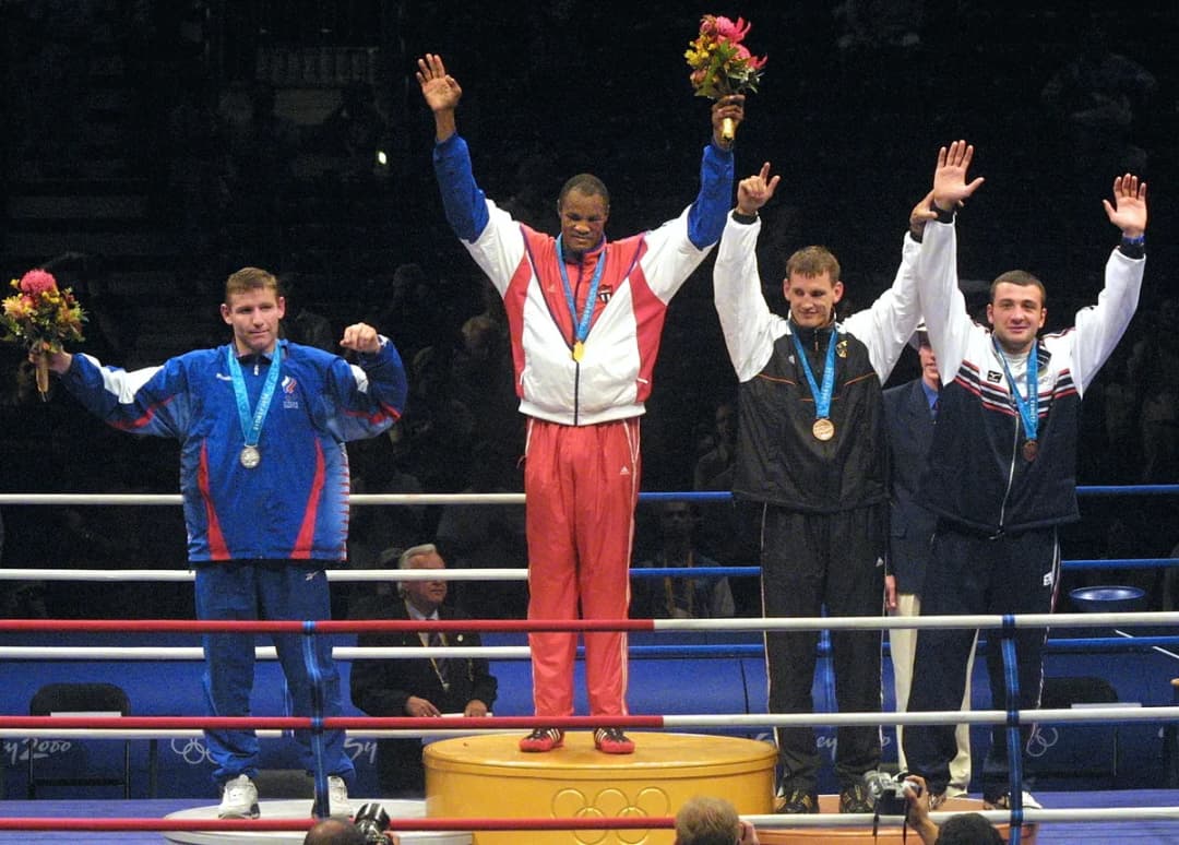 Slika uz članak: Legenda svjetskog boksa traži hranu po kontejnerima: Snimak trostrukog olimpijskog prvaka šokirao javnost