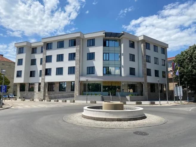 Slika uz članak: Potvrđena optužnica protiv muškarca koji je vozilom nasrnuo na više osoba na trkama kod Bileće, optuženi i pomagači