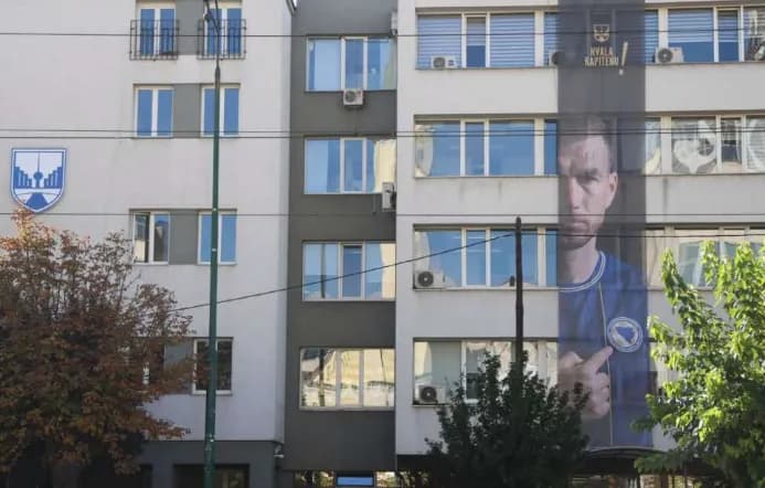 Slika uz članak: Učenici s Dobrinje priredili spektakl u čast Edina Džeke: Njegovo ime odjekivalo školom