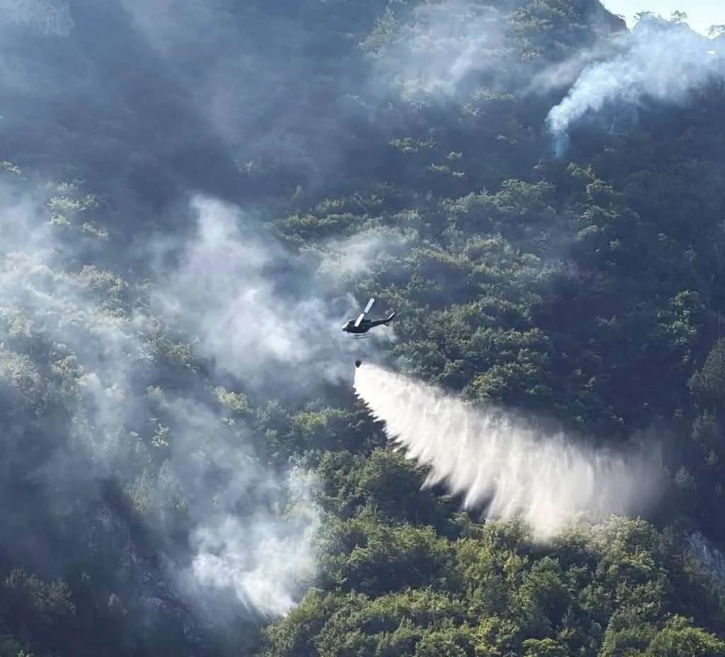 Slika uz članak: Požar na Čvrsnici i dalje aktivan: Jak vjetar otežava djelovanje helikoptera
