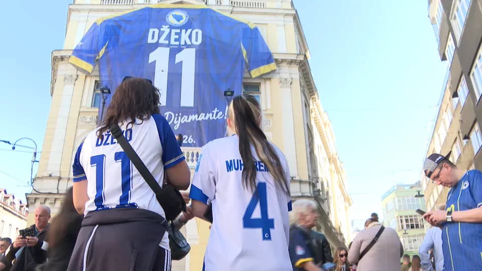 Slika uz članak: Edin Džeko poveo saigrače na zagrijavanje po posljednji put, tribine poslale jasnu poruku
