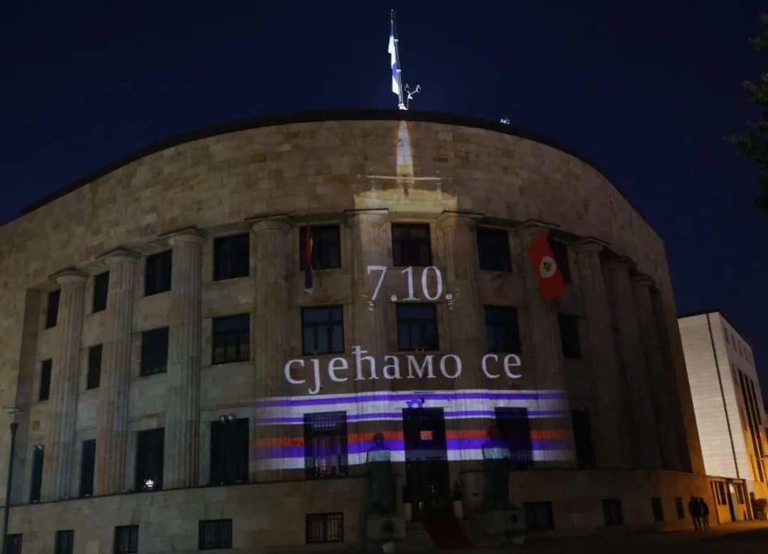 Slika uz članak: (FOTO) PALATA REPUBLIKE U BOJAMA IZRAELA Tri godine od terorističkog napada, Banjaluka odaje počast žrtvama napada Hamasa