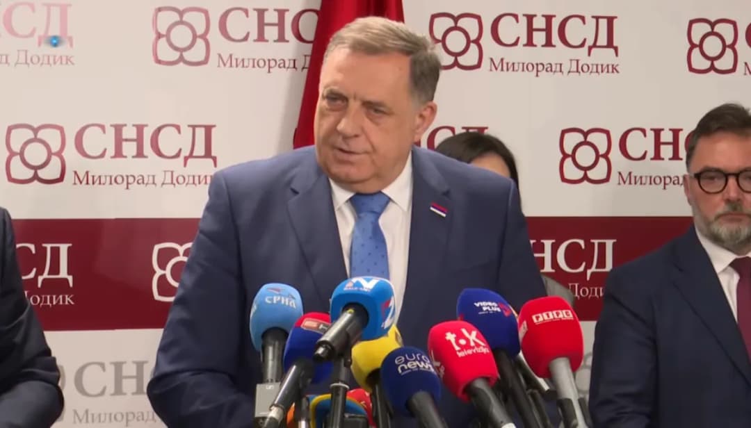Slika uz članak: (VIDEO) NEMA ODMORA ZA DODIKA Zauzeo pozu, krenuo s čučnjevima, pa poručio da „najbolje tek dolazi“
