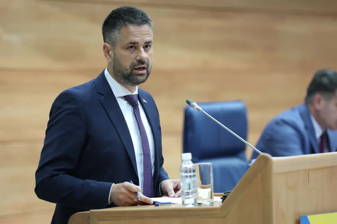 Slika uz članak: “MRTVO SLOVO NA PAPIRU” Amidžić poručio da će imenom i prezimenom prozvati dogovorne što nema povrata PDV za prvi stan